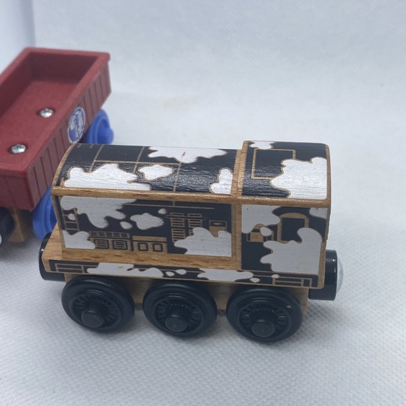 Thomas & Friends Wooden Railway Dairy Diesel And Dairy Car Train - Picture 4 of 8